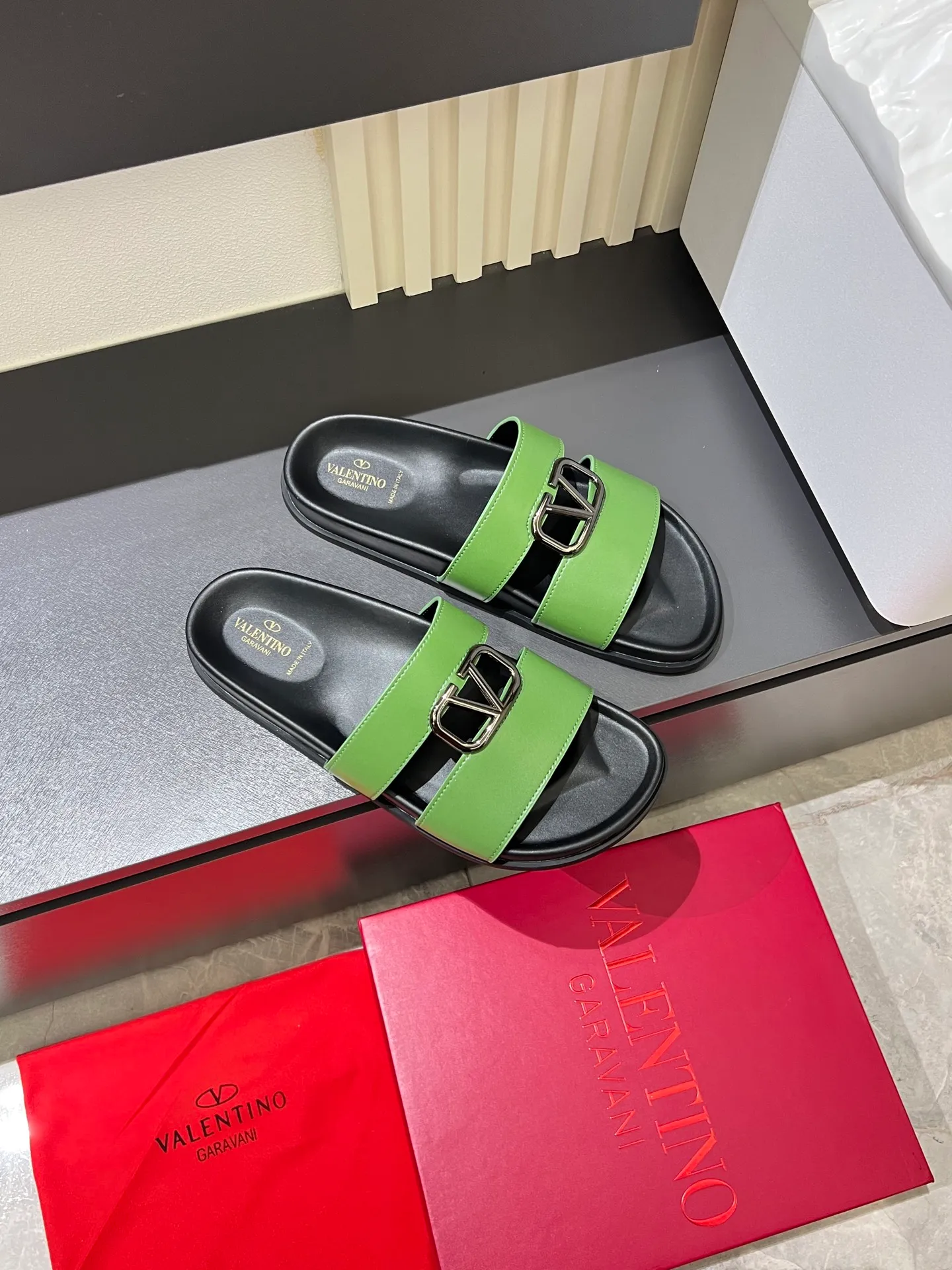 Men's shoes 💰p300 VALENTINO Men's 🧍‍♂️ Spring and summer new style metal logo flat slippers, elegant sandals, the same style worn by celebrities, original molding, imported calfskin. Rubber outsole. Soft and durable, full set of counter packaging size: 39-44 (.45.46 customized)